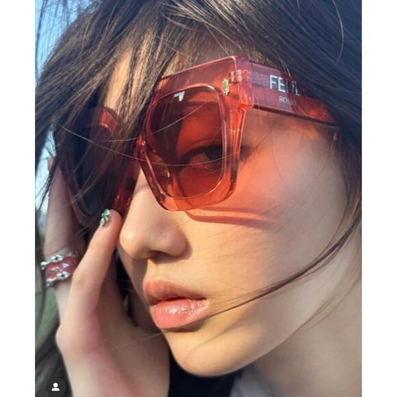 NEW Fendi FE40101I Square Logo Red Sunglasses - Picture 1 of 10